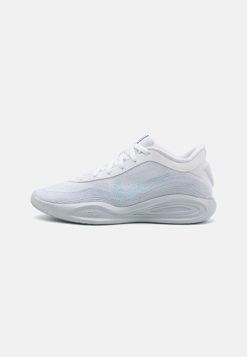 Baskets basses blanches Nike avec un swoosh bleu clair, tige en mesh, lacets blancs et semelle blanche courbée, vues de profil.