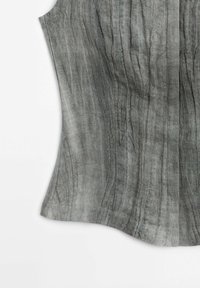 Haut corset sans manches en lin gris avec des rayures verticales texturées et une taille cintrée, présenté sur fond blanc.
