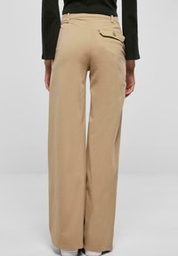 Khaki wijde broek van zacht weefsel, met een achterzak met knoopdetail en een aansluitende tailleband.