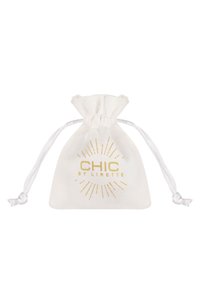 Sacchetto in tessuto bianco con coulisse, decorato con un logo dorato "CHIC BY LIRETTE" e un design a raggiera; texture morbida con pieghe accentuate nella parte superiore.
