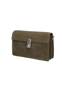 Borsa pochette in suede verde oliva con forma rettangolare, texture liscia, patta pieghevole e dettaglio di chiusura in metallo.