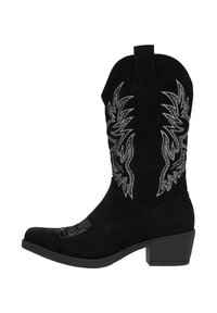 Bota cowboy de ante negra con diseños bordados en plata, puntera afilada, tacón apilado y una lengüeta para facilitar su uso.