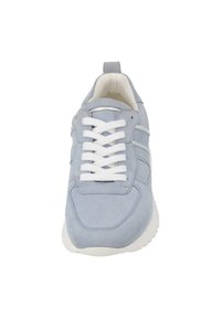 Zapatilla de ante azul claro con cordones blancos, parte superior texturizada y suela de goma blanca. Incluye un lazo en la parte trasera para facilitar su puesta.