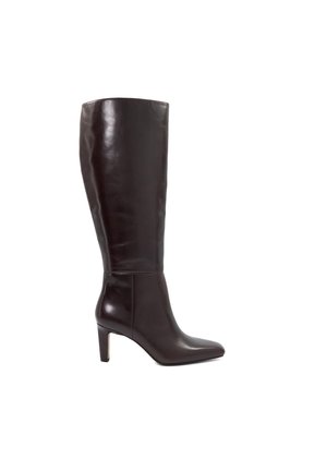 Botte haute en cuir marron foncé pour femme avec bout pointu et talon bloc de hauteur moyenne, vue de profil sur fond blanc.