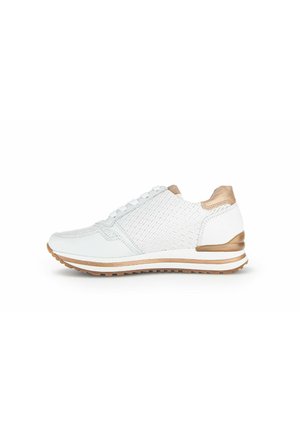 Witte sneaker met geweven textuur, witte veters en gouden accenten op hiel en zool, getoond in zijprofiel op een witte achtergrond.
