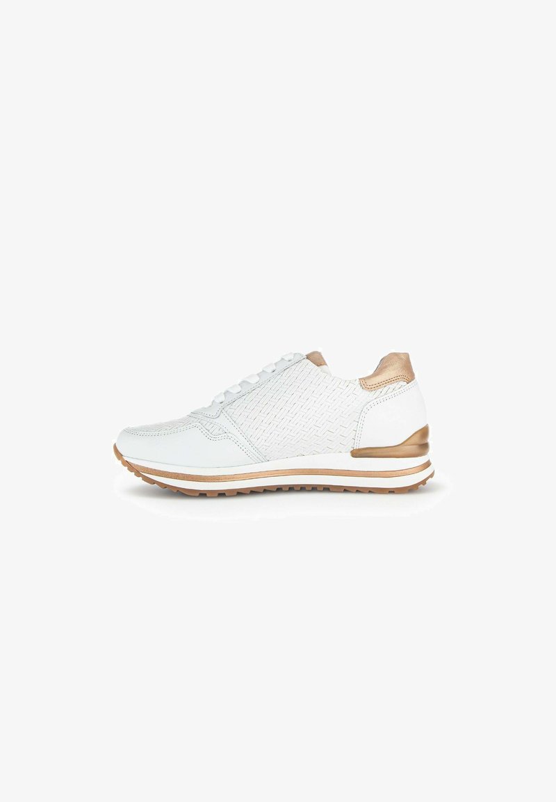 Baskets blanches avec texture tissée, lacets blancs et accents dorés au talon et à la semelle, présentées de profil sur fond blanc.