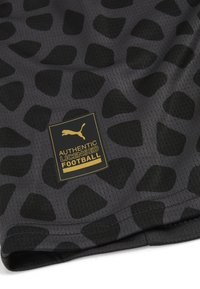 Sorte fodboldshorts i tekstureret stof med et mørkegråt dyreprintmønster. Et guldmærke står der "AUTENTISK LICENSERET FODBOLD."