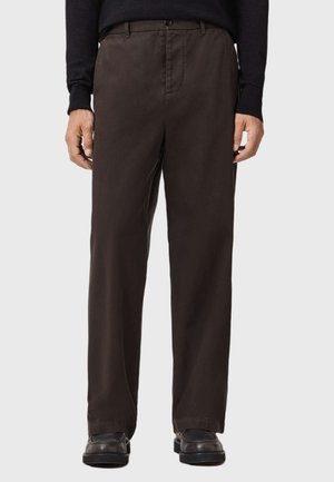 Bruna, lätta rakbenade byxor med knappstängning, sneda sidofickor och en mjuk tygtextur.