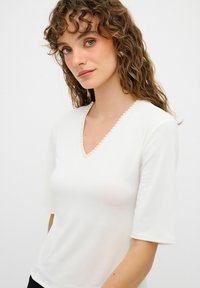 adL V-NECK WITH PEARLS - T-shirts print - beige