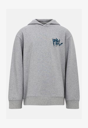 Γκρι φούτερ από μαλακό ύφασμα, με μπροστινή τσέπη καγκουρό, ριμπ μανσέτες και μπλε γραφικό στην αριστερή περιοχή του στήθους.