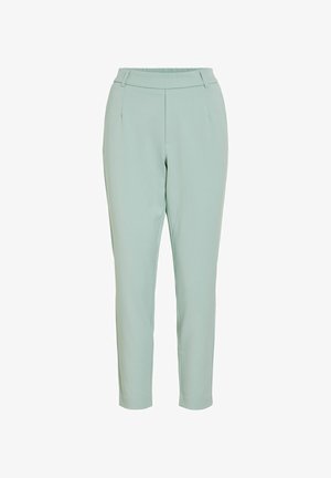 Lichtgroene taps toelopende broek met elastische tailleband en riemlussen, voorzien van zijzakken en voorplooien.