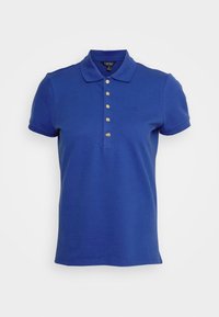 Polo azul de algodón, con cuello clásico, mangas cortas y una tapeta de cinco botones dorados con un sutil adorno del logo.