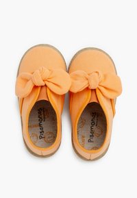 Scarpe da tela arancioni con un fiocco annodato davanti, texture morbida e suola in gomma leggera. L'interno presenta un design a logo a motivo.