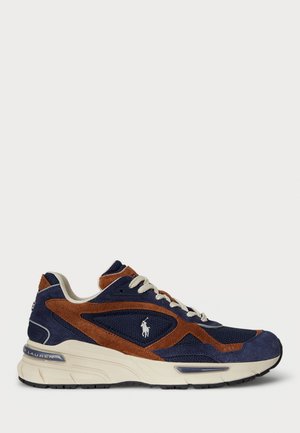 Niebiesko-brązowy sneaker z białą podeszwą i sznurówkami, z białym logo Polo Ralph Lauren po boku.