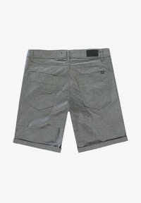 Grijze geruite shorts met een opgerolde zoom, voorzien van twee achterzakken en een zwart merkembleem op de tailleband. Platte, geweven stofstructuur.