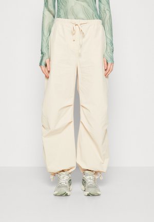 Weekday SKYLER PARACHUTE TROUSER - Παντελόνι cargo - white dusty light