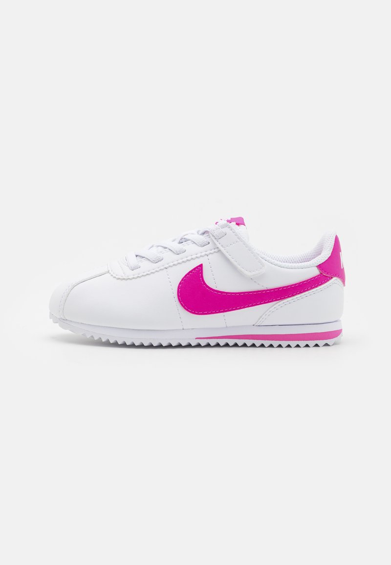 Baskets blanches avec un swoosh rose, des lacets et des accents au talon. Matériau synthétique lisse avec un bout arrondi et une semelle extérieure à motif zigzag.