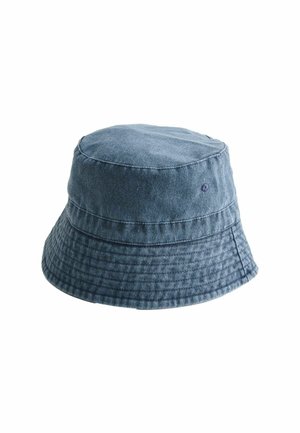 Jeans-Bucket-Hut mit genähter Krempe und Belüftungsösen, dargestellt vor weißem Hintergrund.