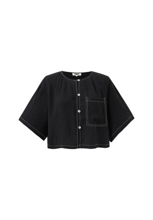 Zwarte cropped shirt met brede korte mouwen, voorzien van een gestructureerd patroon, een voorzak en contrasterende witte stiksels op de randen.
