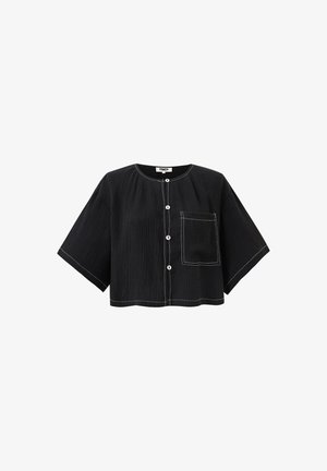 Zwarte cropped shirt met brede korte mouwen, voorzien van een gestructureerd patroon, een voorzak en contrasterende witte stiksels op de randen.