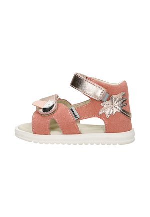 Roze suède sandaal met metalen accenten, dubbele bandafsluitingen en decoratieve blaadjesdetail. Heeft een open ontwerp en een witte rubberen zool.