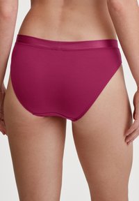 Mauve katoenen bikini-onderbroek met een gladde afwerking, voorzien van een middelhoge tailleband en een eenvoudige, naadloze uitstraling.