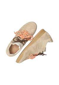 Zapatillas de ante beige con cordones marrones y naranjas, detalles perforados y suela de goma color caramelo. Logotipo visible en el lateral.