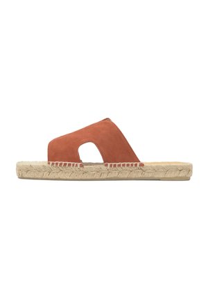 Sandalia tipo mule con puntera abierta, parte superior de ante color óxido y suela plataforma de yute tejido, detalle de corte lateral, tacón plano.