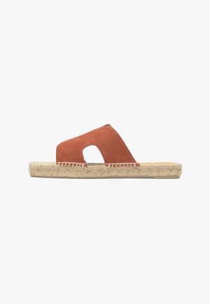 Sandalia tipo mule con puntera abierta, parte superior de ante color óxido y suela plataforma de yute tejido, detalle de corte lateral, tacón plano.