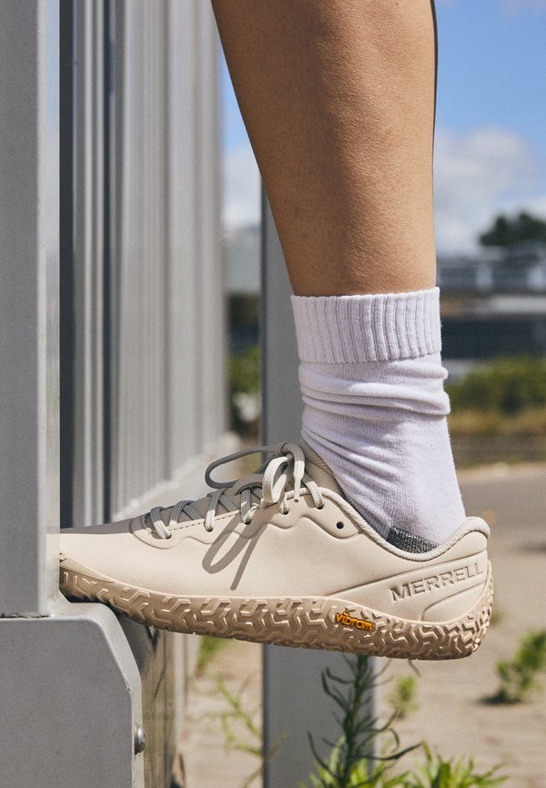 VAPOR GLOVE 6 - Road running shoes - eggshell2