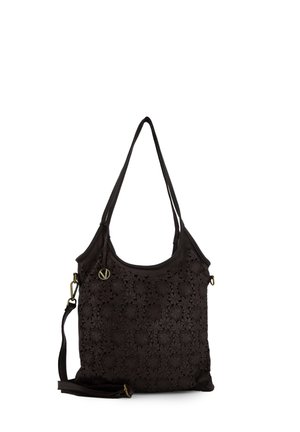 Czarna torebka na ramię z kwiatowym wzorem z koronki, z dwoma paskami, w tym odpinanym paskiem na ramię, oraz małym, okrągłym złotym breloczkiem na przodzie.