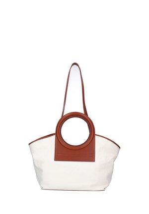 Sac fourre-tout blanc avec une grande poignée circulaire en cuir marron et une longue bandoulière marron sur fond blanc.