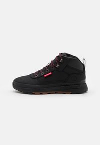 Czarne sneakersy za kostkę z teksturowaną cholewką, czerwonymi akcentami i odblaskowymi sznurowadłami. Posiadają amortyzowaną podeszwę oraz detal z logo na boku.