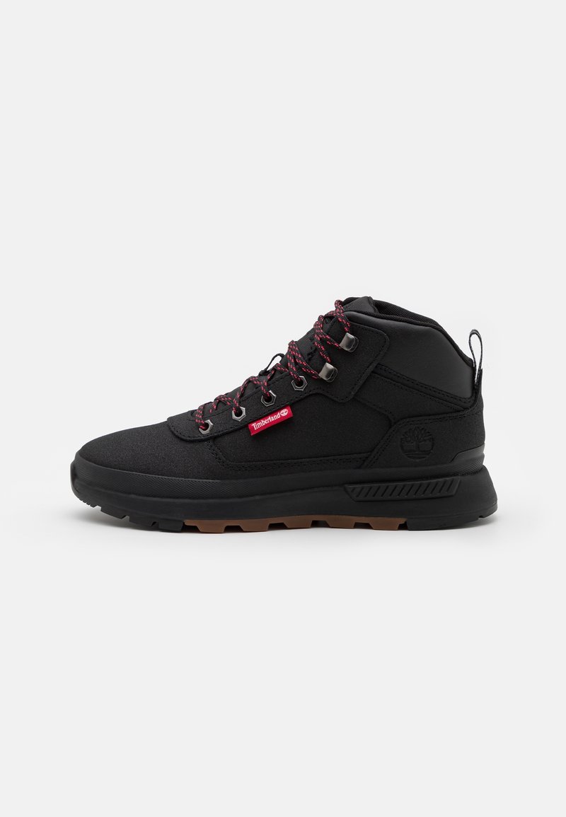 Czarne sneakersy za kostkę z teksturowaną cholewką, czerwonymi akcentami i odblaskowymi sznurowadłami. Posiadają amortyzowaną podeszwę oraz detal z logo na boku.