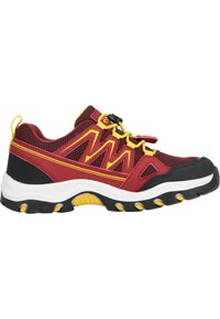 Chaussures de sport rouges et noires avec une tige en maille, des accents jaunes et un système de verrouillage des lacets noir. Semelle épaisse et texturée pour une meilleure traction.