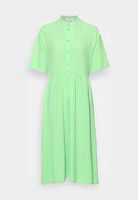 Vihreä lyhythihainen mekko, jossa on korkea kaulus, edessä nappikiinnitys ja vyötäröltä poimutettu, valmistettu pehmeästä, kevyestä kankaasta.