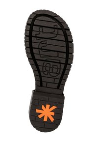 Suela de goma negra con un patrón de textura y tacos que incluye letras y un diseño de estrella naranja en el talón para mejorar el agarre.