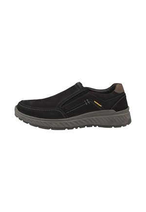 Černé semišové slip-on boty se šedou gumovou podešví, kontrastním prošíváním a jemnými hnědými akcenty na patě. Žádné šňůrky ani upevňování nejsou viditelné.