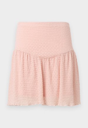 Ροζ ανοιχτό μίνι φούστα με υφή, φαρδιά μέση και λεπτομέρεια με ρυτιδιασμένο ύφασμα σε μονόχρωμο φόντο.