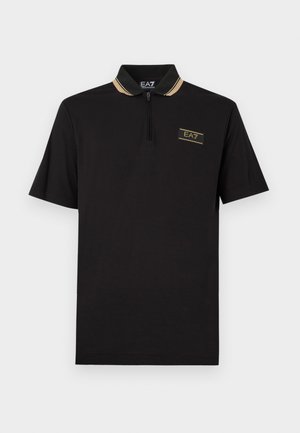 Mustast puuvillast polo-särk, millel on lühike lukukaelus. Omadusteks on kuldne logo-plekik ja kontrastsed kuldsed triibud krae peal.