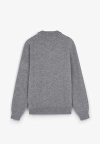 Grauer Strickpullover mit langen Ärmeln, Rundhalsausschnitt, gerippten Bündchen und Saum. Glatte Textur, gleichmäßige Stoffverteilung, minimale Nähte.