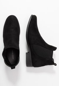 Černé kotníkové boty vyrobené z semiše s blokovým podpatkem, elastickými bočními panely a poutkem na zadní straně pro snadné obouvání.