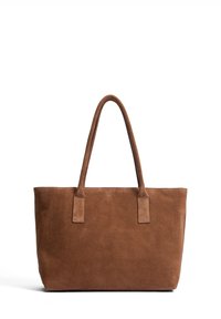 Sac fourre-tout en daim marron avec deux poignées plates, forme rectangulaire et coins renforcés, présentant une texture douce et un design épuré.