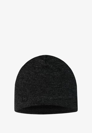 Schwarze Strickmütze mit glatter Textur, runder Oberseite und einem dezenten Logodetail an der Seite. Entwickelt für Wärme und Komfort.