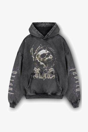 Schwarzer Kapuzenpullover mit einem Schädel-Design und Kettenakzenten, mit einem abgenutzten Struktur und dekorativen Drucken an den Ärmeln. Vordertasche im Kängurustil.