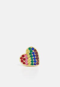 Herzförmiger Ring mit mehrfarbigen Kunstjuwelen in einem Regenbogenmuster, eingearbeitet in goldfarbene Metall, mit einer glatten, polierten Oberfläche.