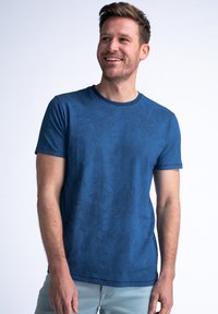 Korte mouwen crewneck t-shirt in diepblauw, met een subtiel bladerenpatroon. Gemaakt van zachte stof met een gladde textuur en een lichtgewicht ontwerp.
