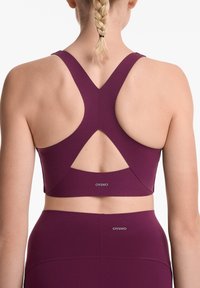 OYSHO MEDIUM-SUPPORT COMPRESSIVE WITH CUPS - Športni modrček s srednjo podporo - dark red