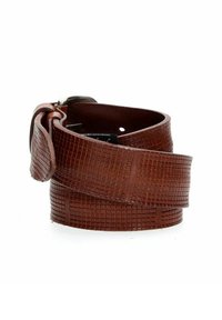 Cintura in pelle marrone con texture a coccodrillo, dotata di una fibbia in metallo. La cintura presenta dettagli cuciti ed è arrotolata per la展示.