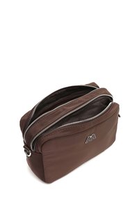 Borsa in nylon marrone con due compartimenti con cerniera, accessori in metallo argentato e un logo prominente. Texture liscia e forma rettangolare.